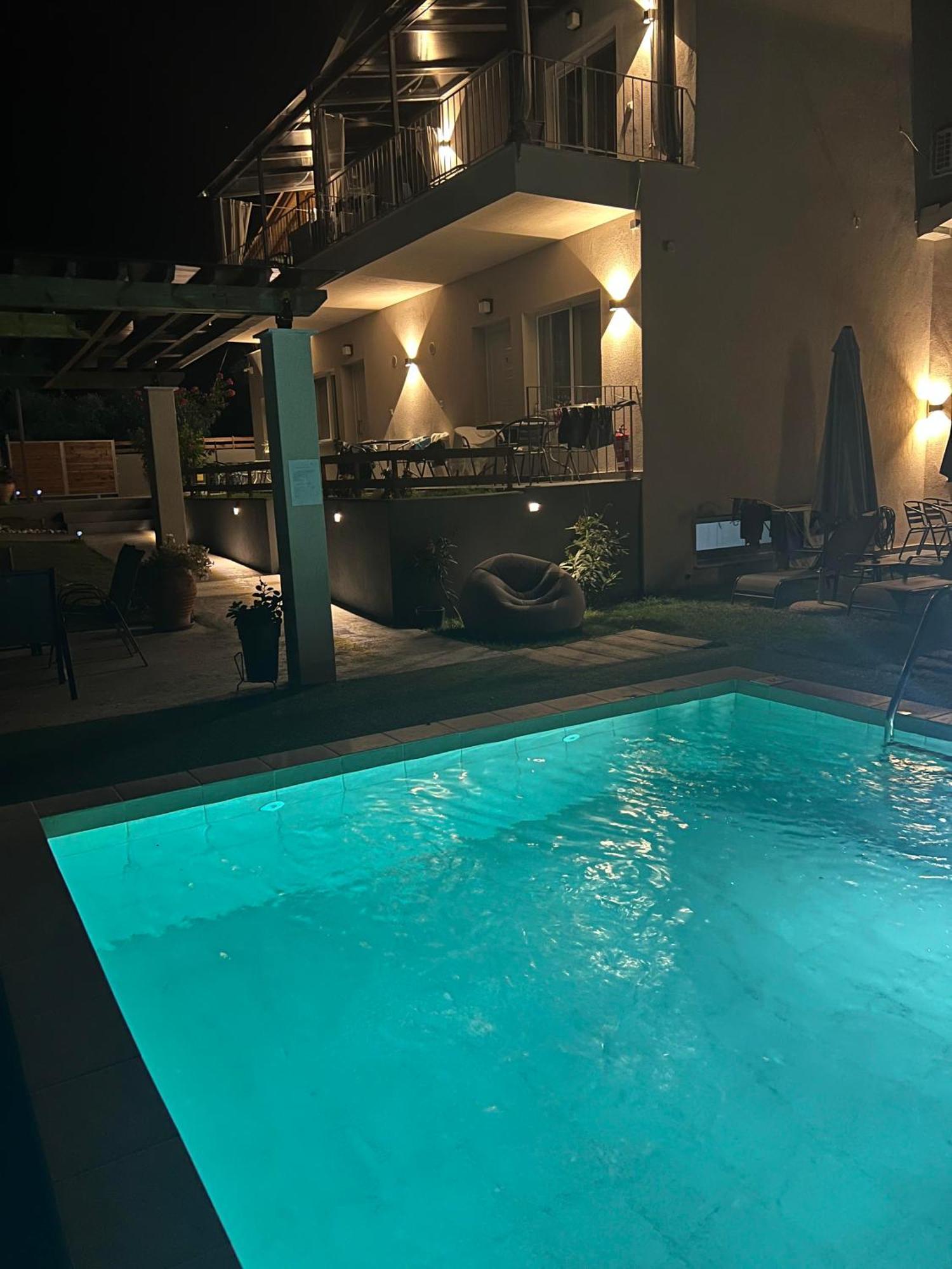 Privileged Villa เนอาเปรามอส ภายนอก รูปภาพ